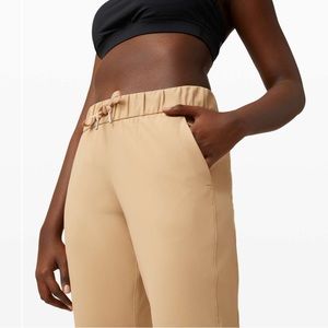 Lululemon On the Fly Jogger 25" Luxtreme
Beech Wood